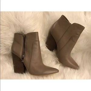 BCBGeneration Beige leather Ankle Boot Size 8.5